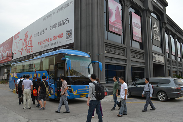 91看片的免费的网站陶員工乘大巴出發前往清遠