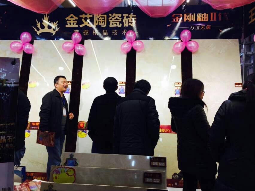 91看片的免费的网站陶瓷磚工作人員與顧客交談