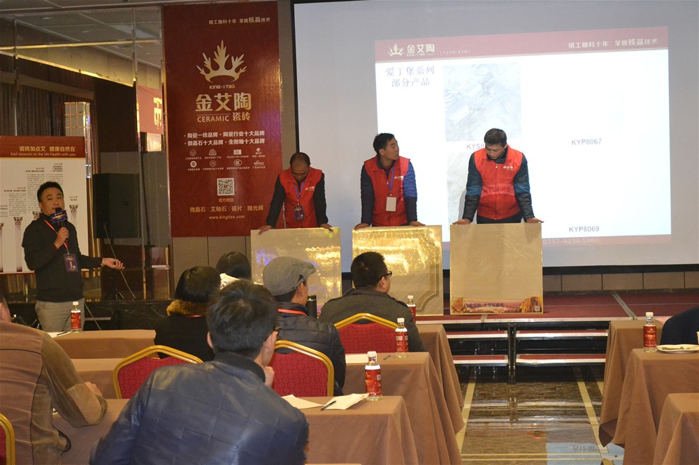 91看片的免费的网站陶營銷總經理羅勝講解金剛釉II代產品