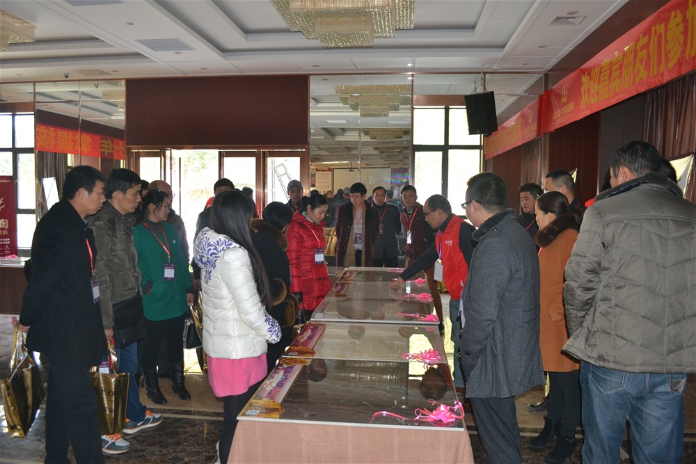 91看片的免费的网站陶瓷磚工作人員為瓷磚代理商朋友詳細介紹金剛釉II代產品