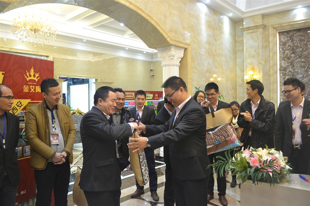 91看片的免费的网站陶瓷磚營銷總監劉鴻瑞為壽星送上生日禮物