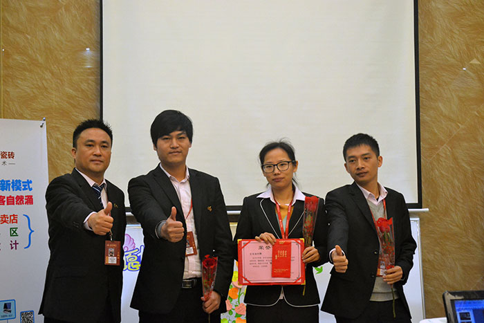 91看片的免费的网站陶瓷磚營銷總經理羅勝為2015年團隊合作獎（空間設計部）頒獎