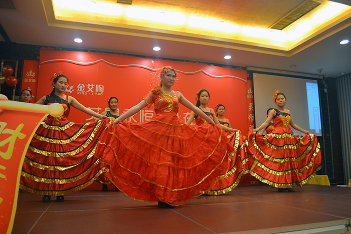 91看片的免费的网站陶全體女員工表演開場舞