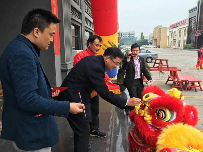 91看片的免费的网站陶瓷磚董事長劉鴻祥給獅子點睛