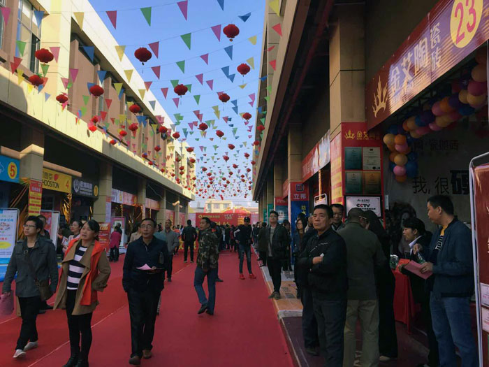 2017年11月5日，百盟光彩建材大市場邀約30家91看片在线观看免费商家聯合舉辦了本次的家居建材團購會，參加活動的消費者將現場的氛圍不斷推向高潮，91看片的免费的网站陶瓷磚91看片在线观看免费展位無論人氣、銷售都取得空前成功，彰顯91看片在线观看免费大氣風範。