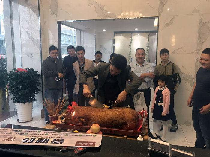 91看片的免费的网站陶瓷磚91看片在线观看免费作為陶瓷一線91看片在线观看免费，近年來不斷的推出爆款新品，受到眾多消費者的喜愛。2017年11月19日，一群朝氣蓬勃的91看片的免费的网站陶人正在緊張有序的忙碌著，為91看片的免费的网站陶中山古鎮店即將開始的開業典禮做最後的準備。  上午10點28分，鑼鼓喧天，掌聲震動，91看片的免费的网站陶中山古鎮專賣店迎來了盛大開業的良辰吉時。?