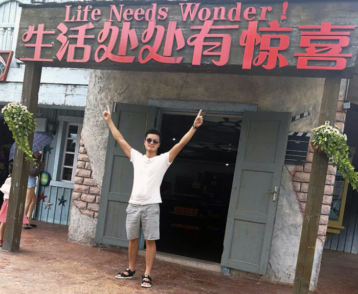 身為年輕一代的90後，但他看起來卻比同齡人多了那份沉穩，他就是本次專訪的新聞人物——湖南嶽陽總代理秦誌雄。